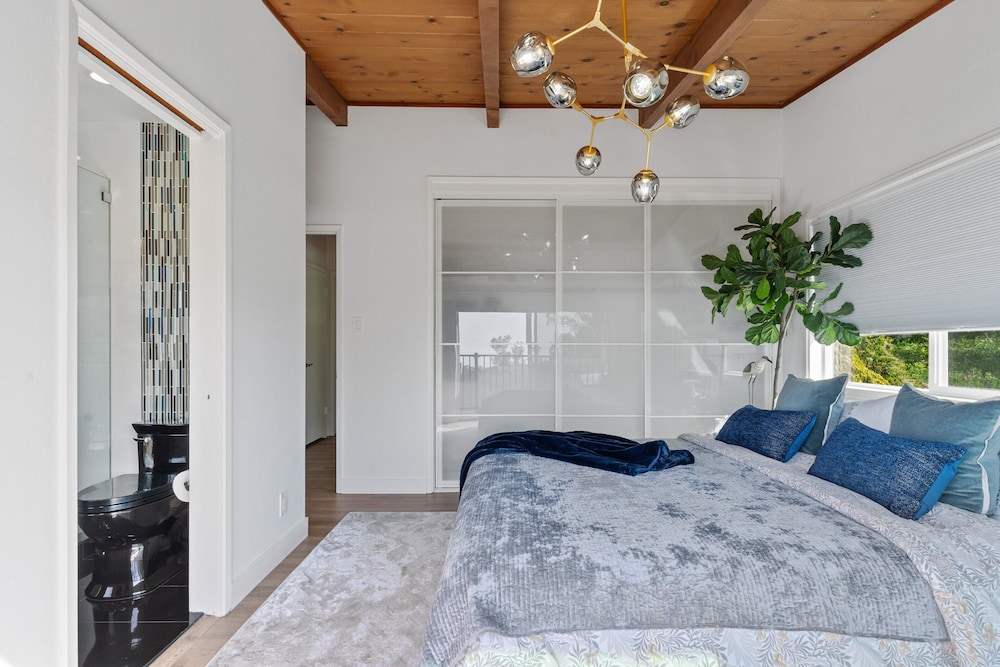 Serene Oceanview Escape With Expansive Deck 3 Bedroom Home