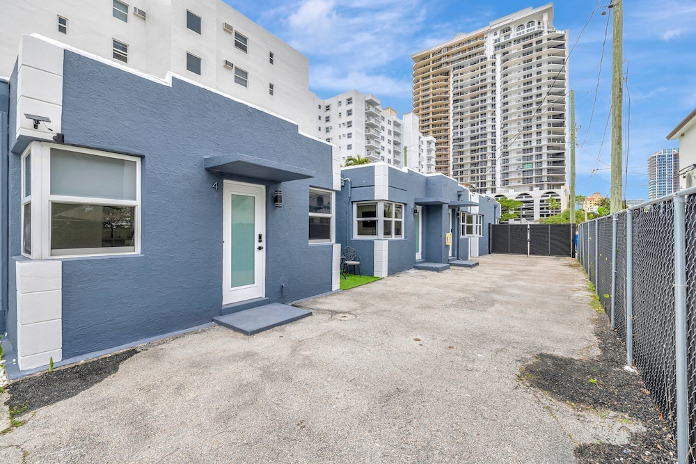 2BR 1BA off Las Olas Steps to Beach