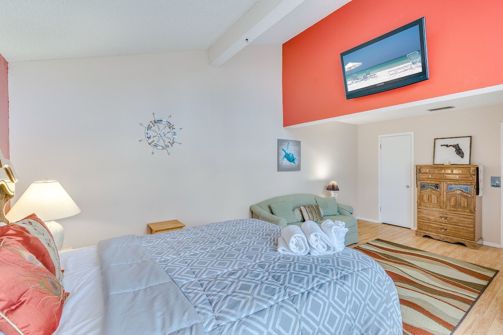 Madeira Beach Yacht Club 215F by Distinctive Beach Rentals