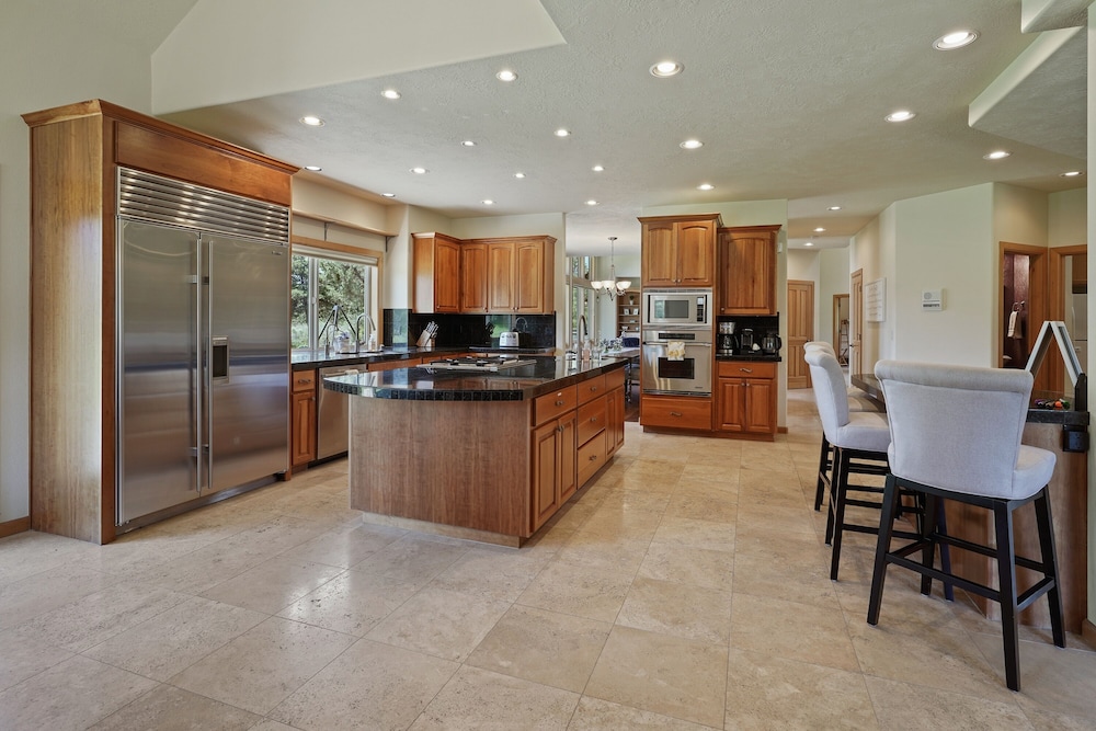 Family-Friendly Dara Oaks Home with Private Hot Tub and BBQ on the Deck by RedAwning