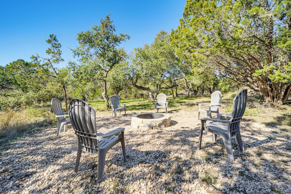 5 Mi to Dtwn Dripping Springs: Cabin w/ Jacuzzi!