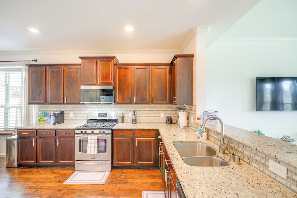 22 Mi to Dtwn Houston: Spacious Baytown Home!