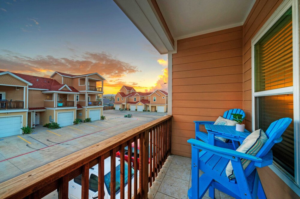 Sleeps 29, 3 Homes Beachside Resort Pool, Walk to the Beach