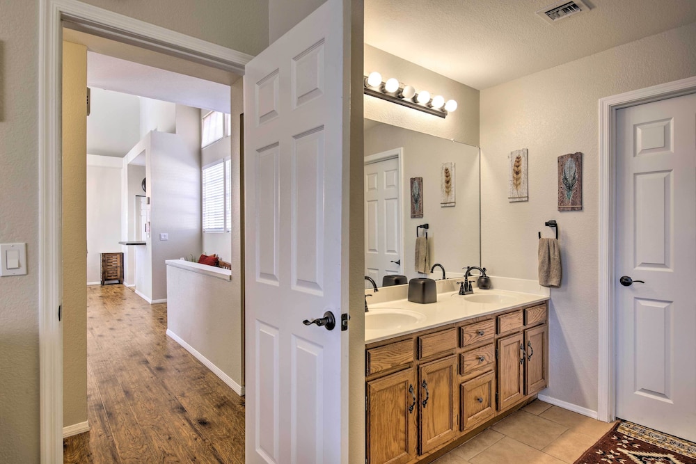 Breezy Mesa Condo w/ Community Pool & Hot Tub!