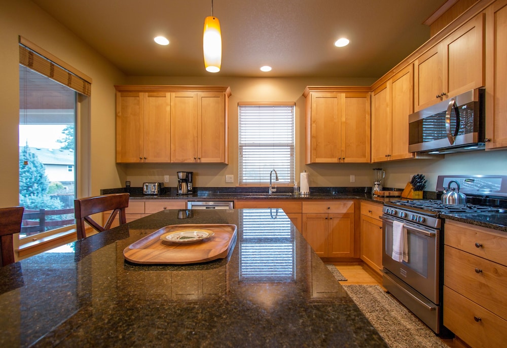 Redtail 30 Day Minimum 3 Bedroom Home by RedAwning