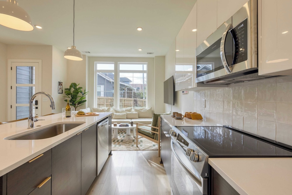 Sleeps 16 2 Modern Townhomes, Minutes to Broadway Lischey & 98 Degrees