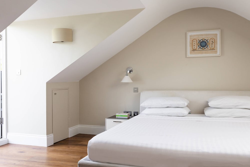 Bassett Road XII by Onefinestay