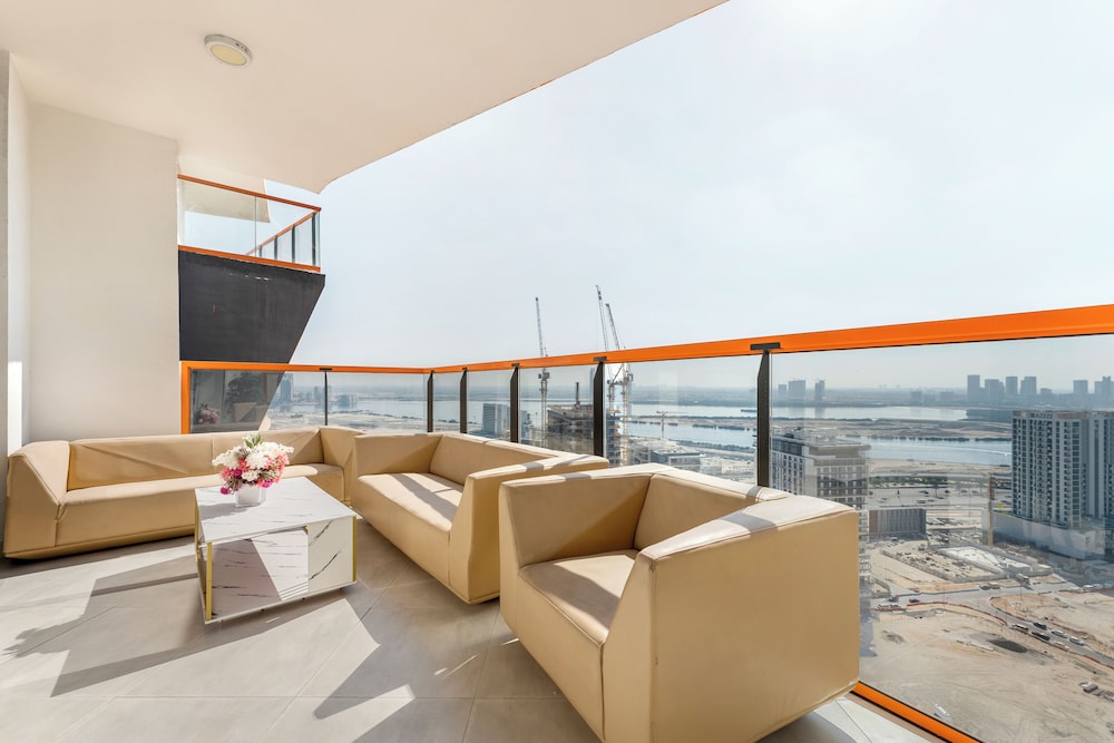 Modern 1BR with Pool and Gym Al Jaddaf