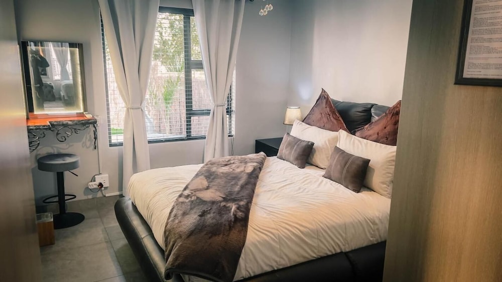Luxurious Self-catering Apartment in Benoni With Private Entrance