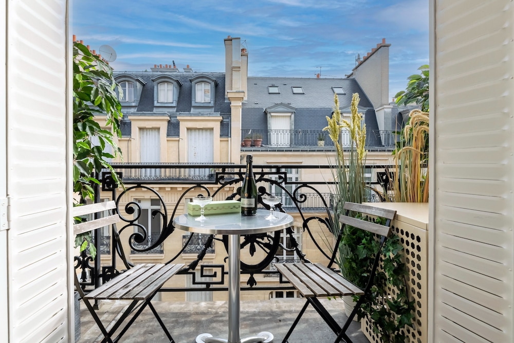 Prestigious Apartment Near the Trocadero