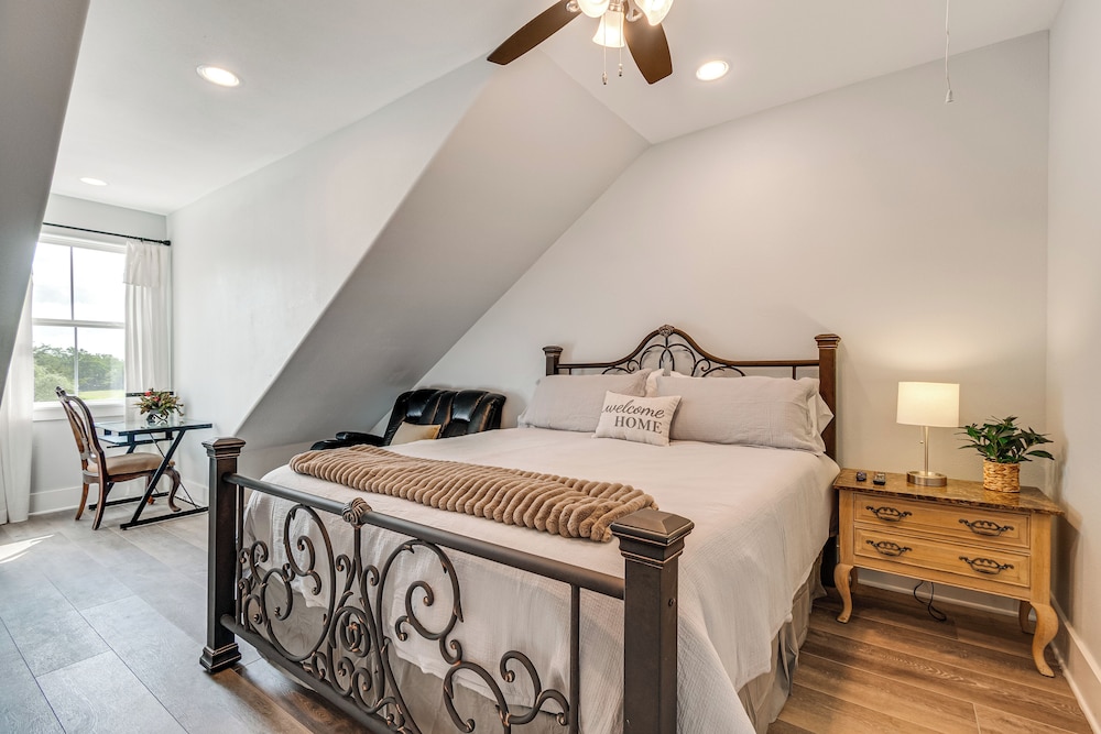 6 Mi to Lake Somerville: Barndominium on 20 Acres