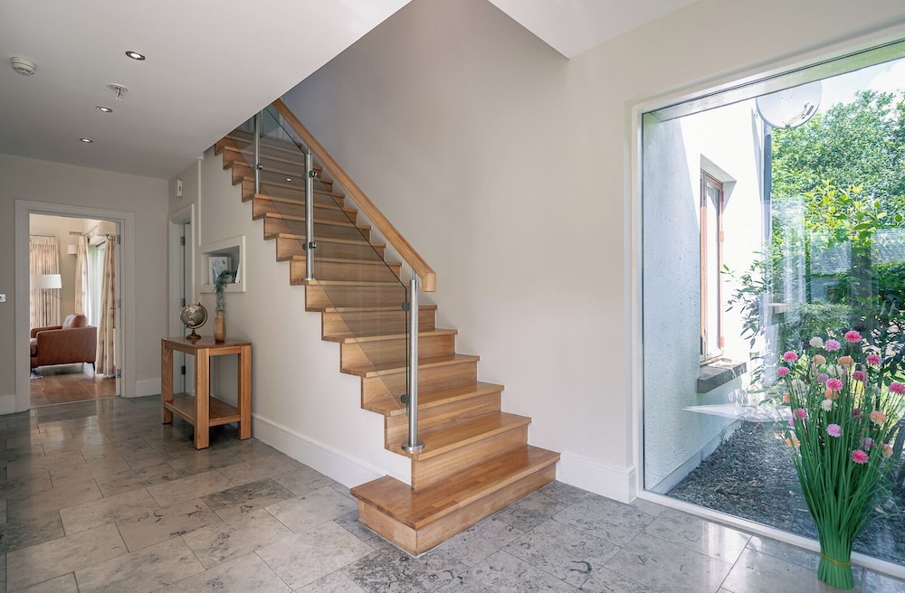 Spacious Kenmare Home to Sleep 8 Free use of Pool Onsite