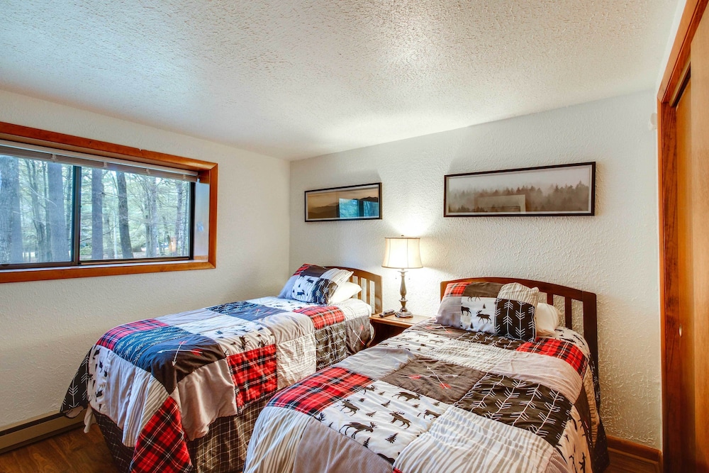 North Conway Condo < 3 Mi to Slopes & Echo Lake view 2