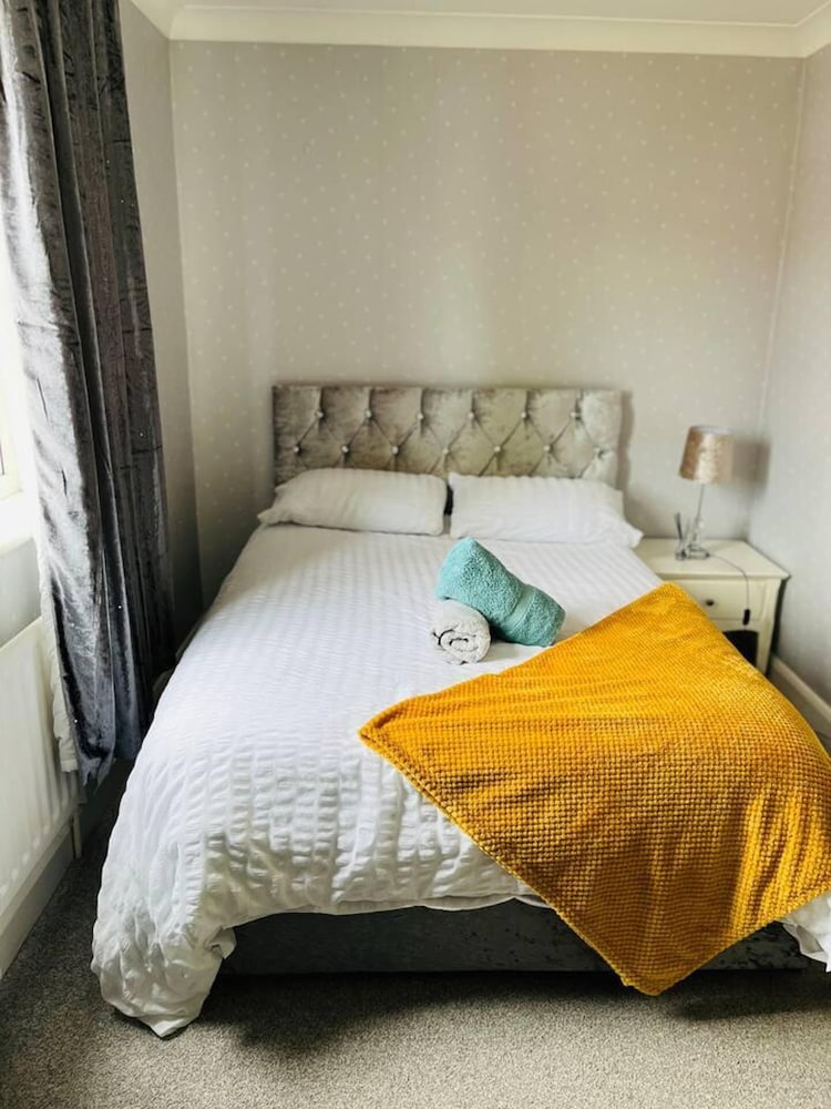Lovely 2-bed House in Rochester view 2