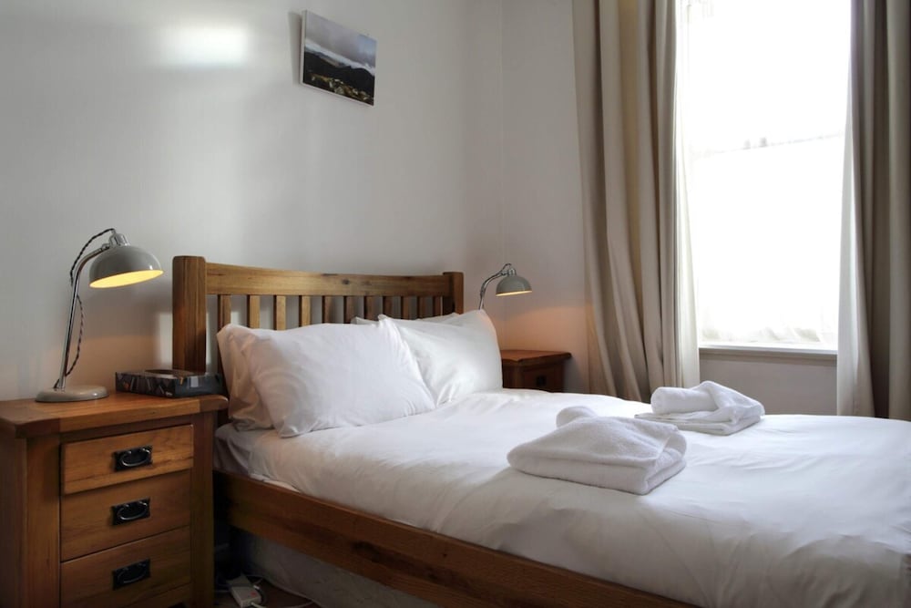 Central and Spacious 2 Bedroom Flat With Garden