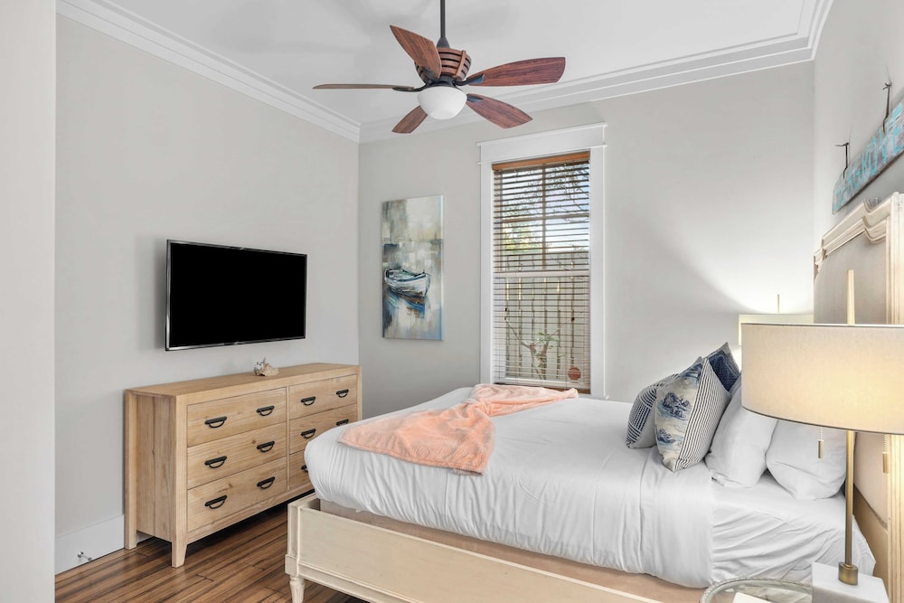 Seagrove Gardens Mins to the Beach, Santa Rosa Retreat w/ Golf Cart, A+ Design
