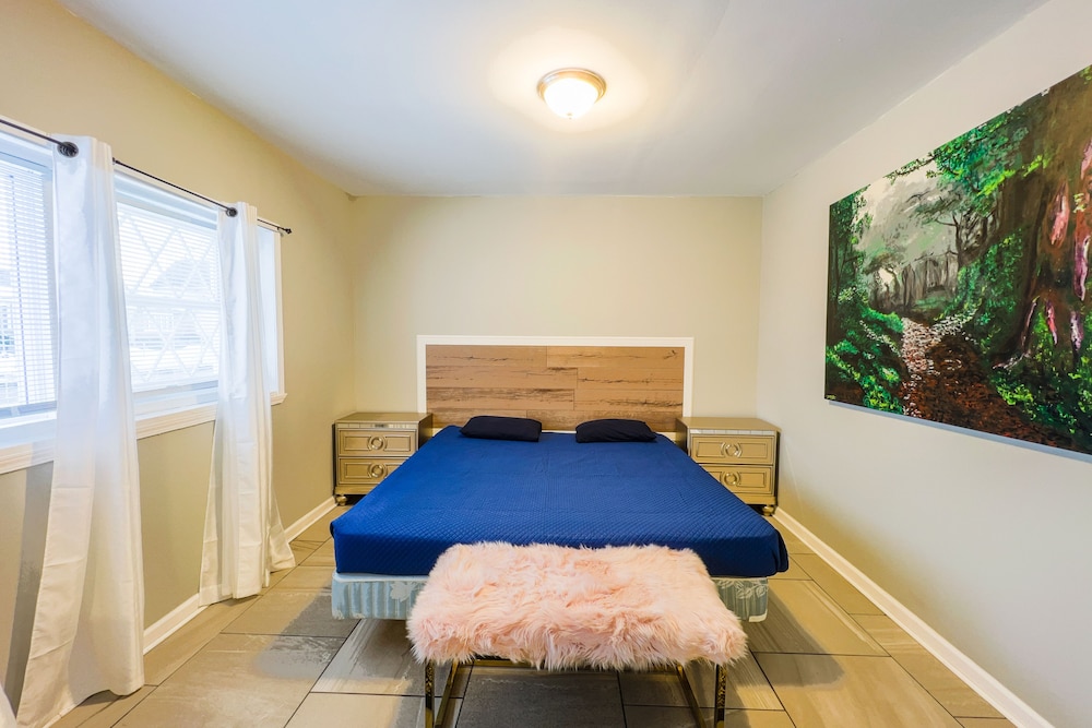 The Stone Castle - With Private Yard & Parking, Near Falls & Casino by Niagara Hospitality view 3