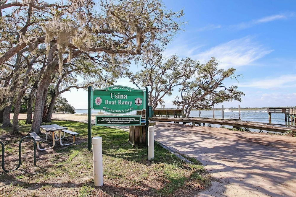 Serenity at Surfside by Avantstay Pool, Porches, Fire Pit & Arcade Near Vilano Beach