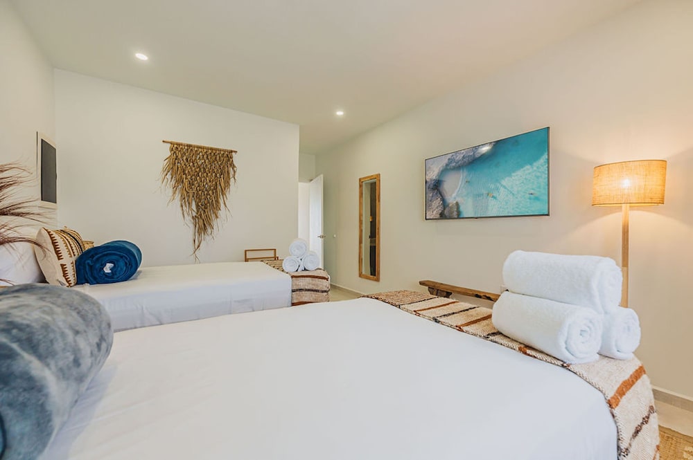 Bohostyle Villa 3min to Beach Hottub 8 Sleeps