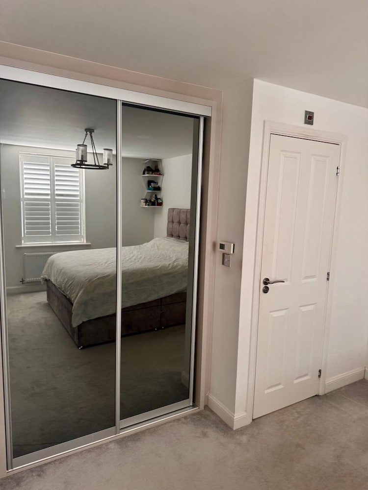 Luxurious Majestic 4 Bedroom- Free Parking