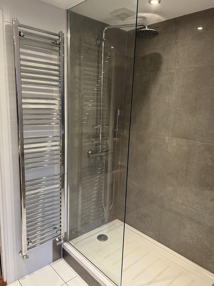 3 Bed House - Sleeps 5 - Sauna - Garden - Gym view 3