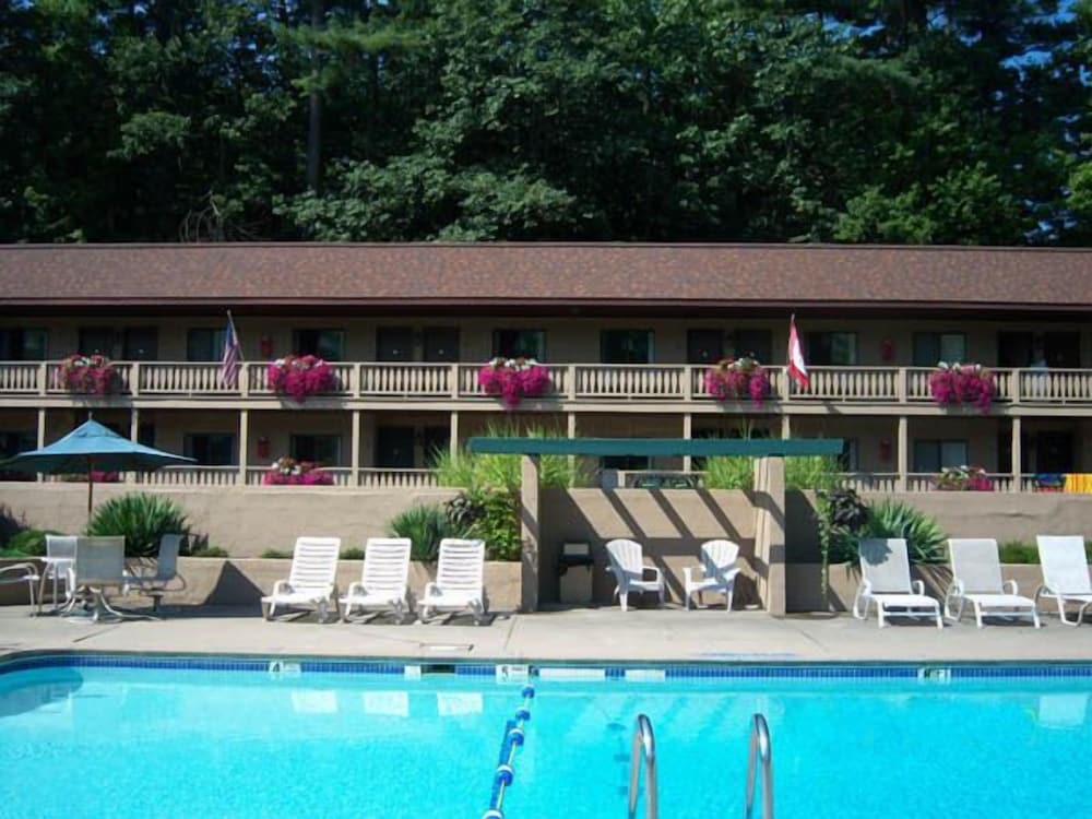 Tall Pines Motel