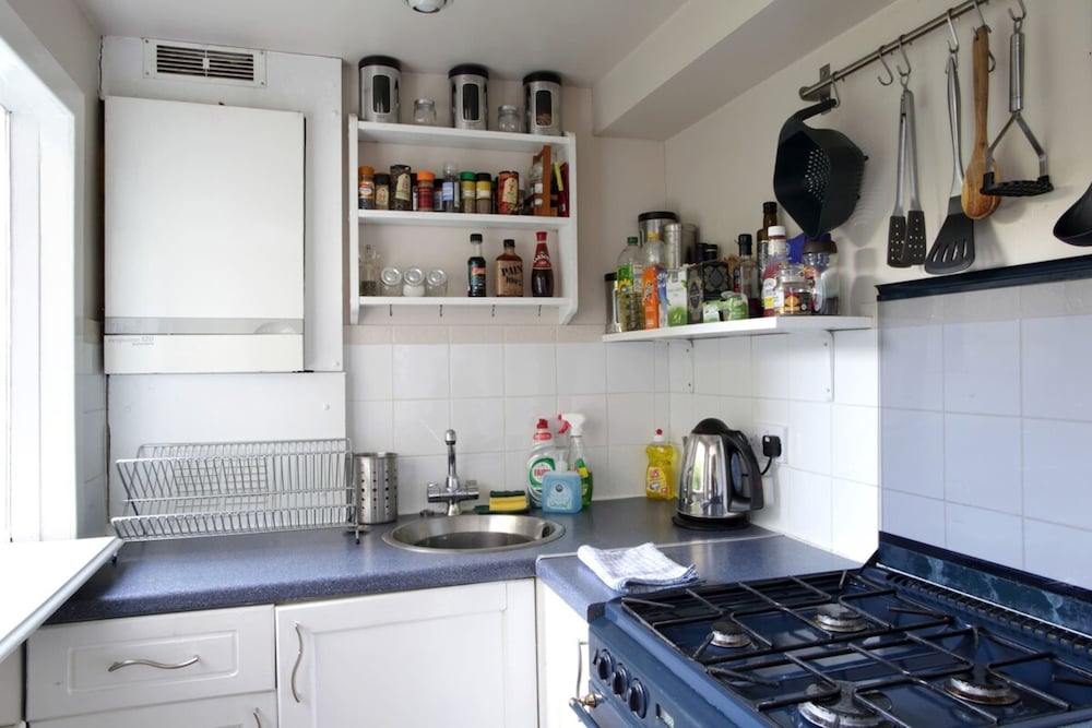 Central and Spacious 2 Bedroom Flat With Garden