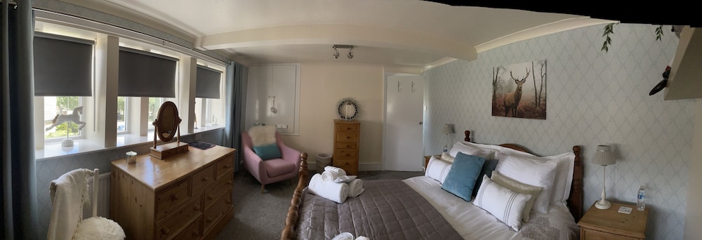 Stunning Two Bedroom Cottage in Honley view 2