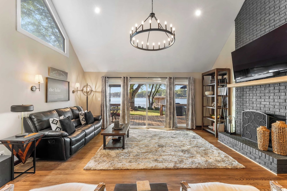 Lakefront Home w/ Dock, Game Room & Hot Tub Ponderosa Peninsula by Avantstay
