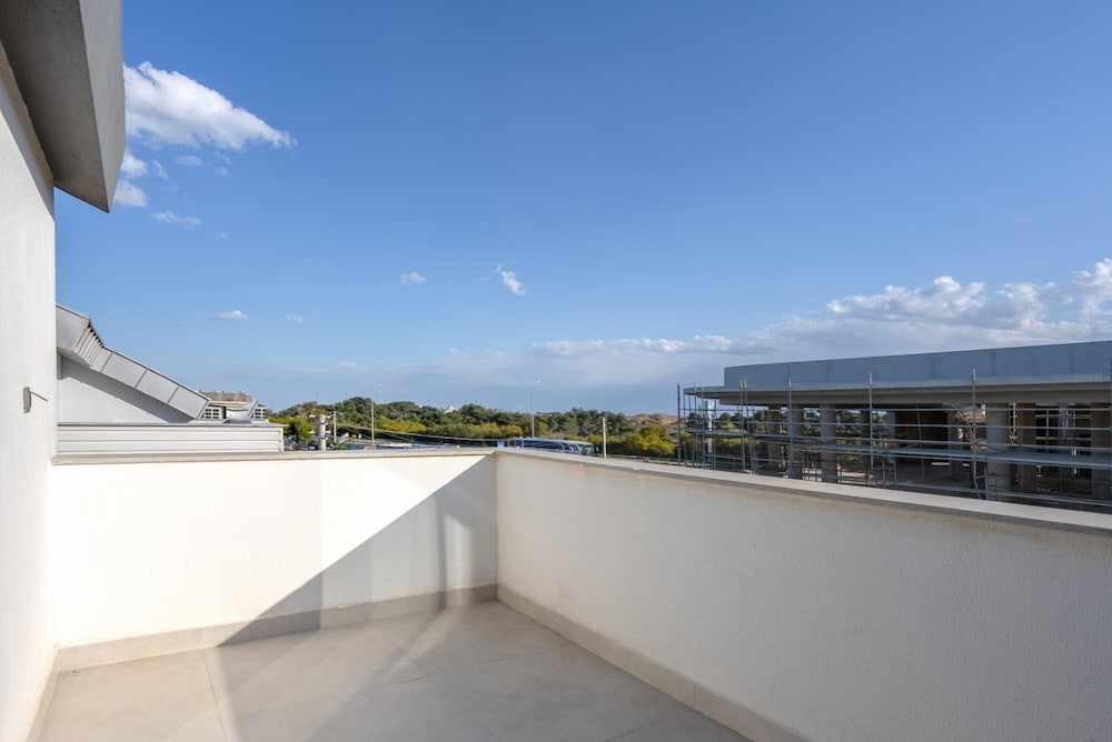 Duplex w Balcony Terrace 5 min to Beach