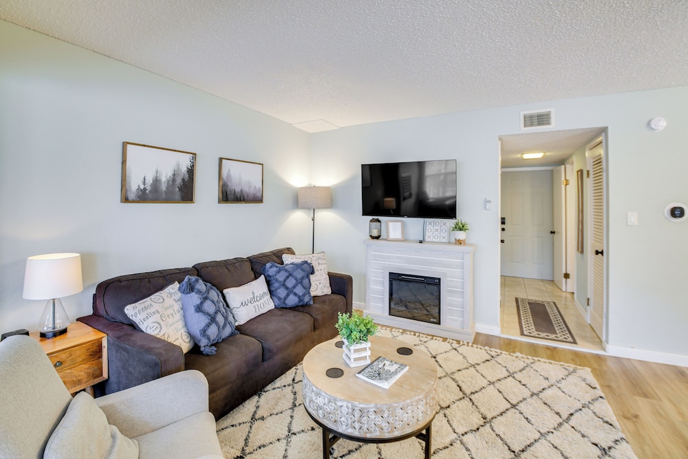 Walk to Lake & Pool: Hot Springs Village Getaway