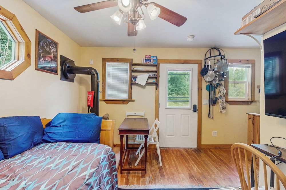 1 BR Tiny House, Window AC, Bbq, Fire Pit, W & D