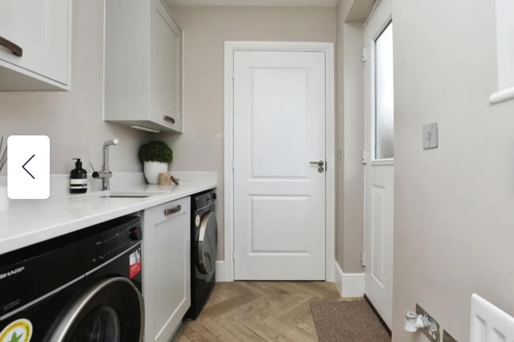 Halewood Haven - 4 Bedroom House