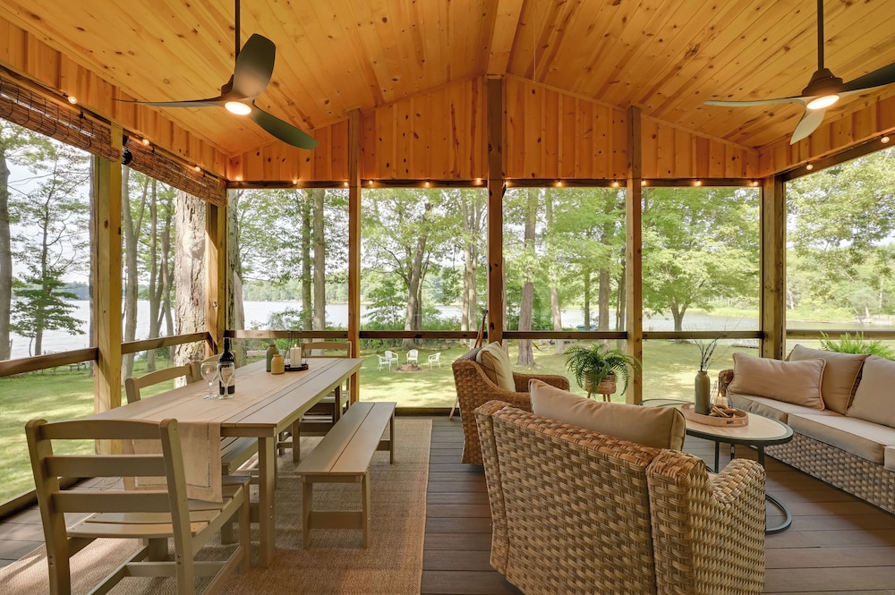 Waterfront Deck! Chic Lower Scott Lake Cottage