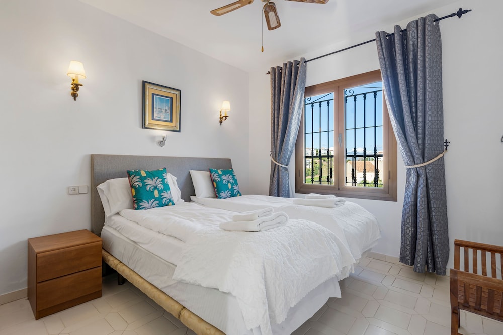 Apartment With Roof Terrace and Pool - Ref 129