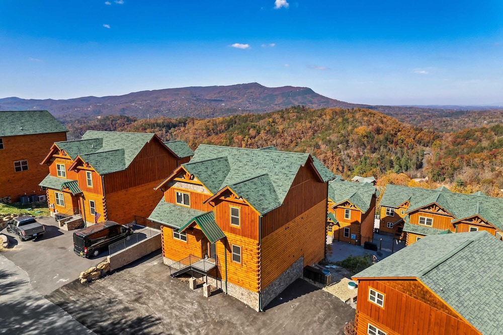 All Fun & Games by Avantstay Indoor Pool, Game Room, Theater, Mountain Views Near Pigeon Forge & Dollywood