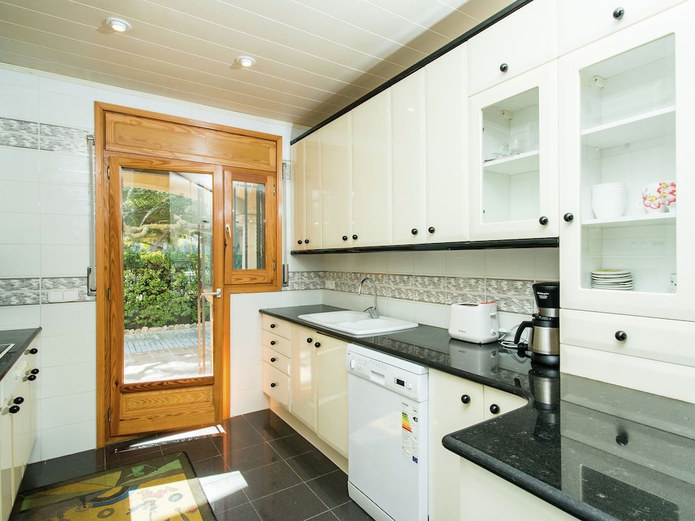 Alluring Holiday Home in Girona With Swimming Pool photo 2