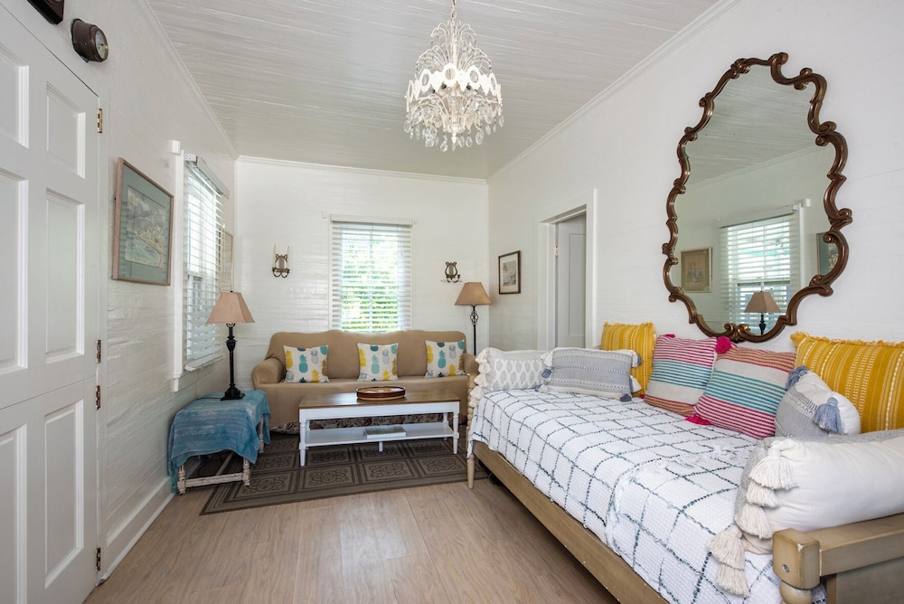 Island Serenity: Charming Watercolor Cottage Near Beach