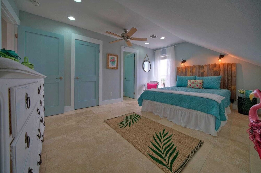 Sleeps 22 2 Homes w/ Private Pool, Game Room, Nature Views 7 BDR Avantstay