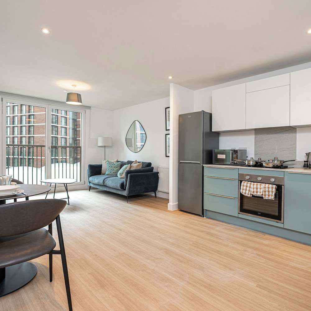 Deluxe Waterside Flat in Leeds view 2