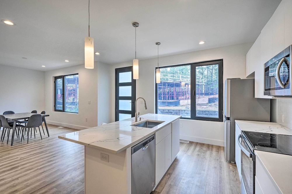 Spacious & Modern Townhome 6 Mi to Duke!