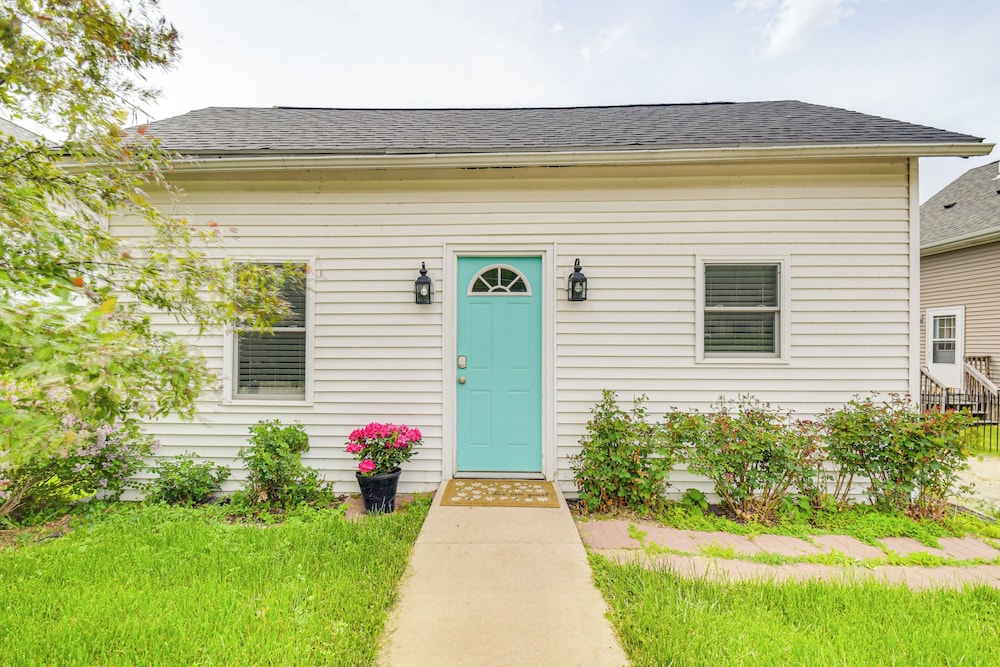 Mississippi River Retreat w/ Views: Walk to Water
