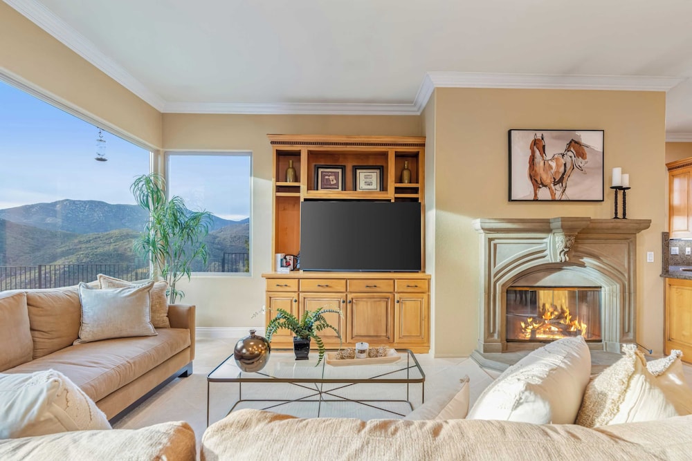 Hilltop Estate w/ Pool, Hot Tub, Fire Pit, Views Cleveland Vista by Avantstay