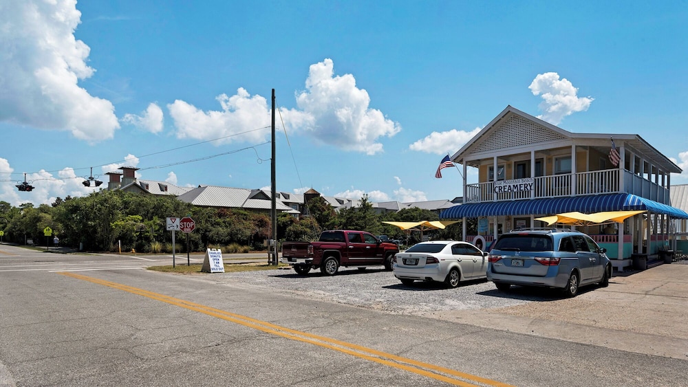 Coastal 3BR Condo With Pool & Shuttle : Snowbird Friendly!