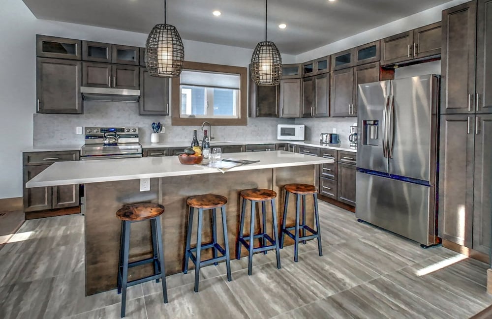 Brand New 7 bdrm Luxury Cottage with Private Beach Access, BBQ,7.5 baths, Hot Tub, Ping Pong Table - Image 4