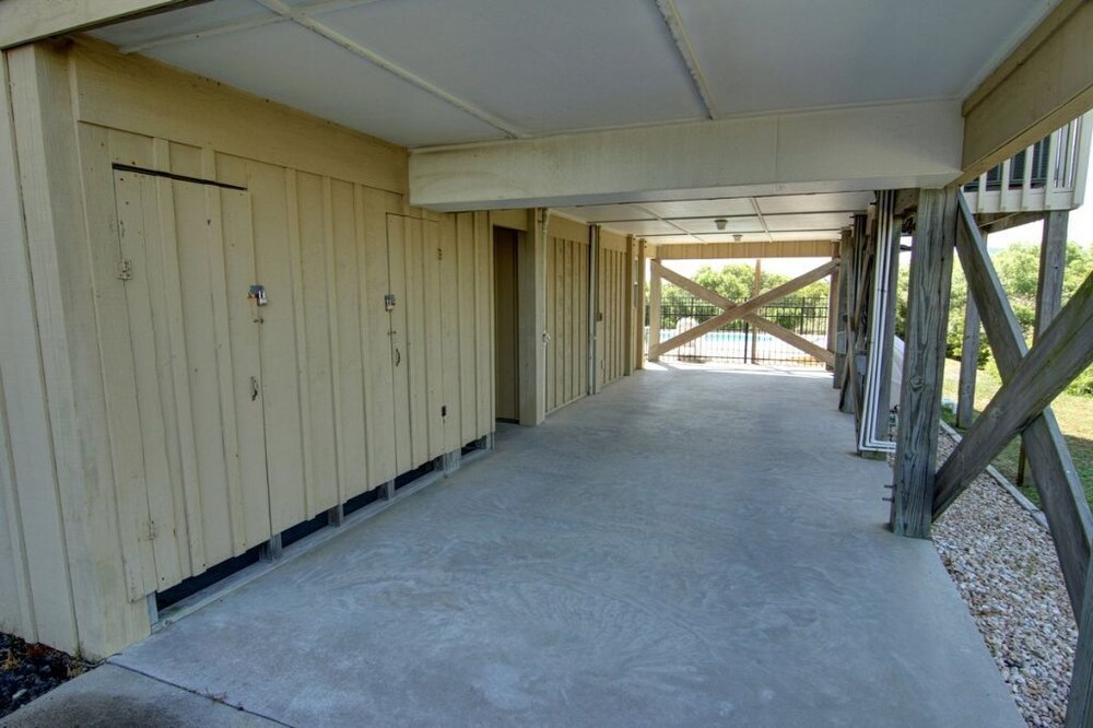 Dune Escape 5 Bedroom Home by RedAwning