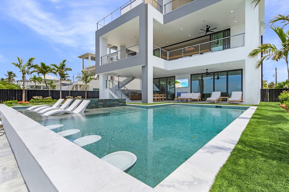 793 Shoreline Estate: 6bd/6br, Luxurious Pool Home On The Water! 6 Bedroom Home