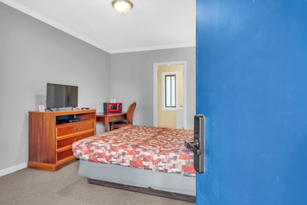Private Room & Bath Brownstown Near Detroit