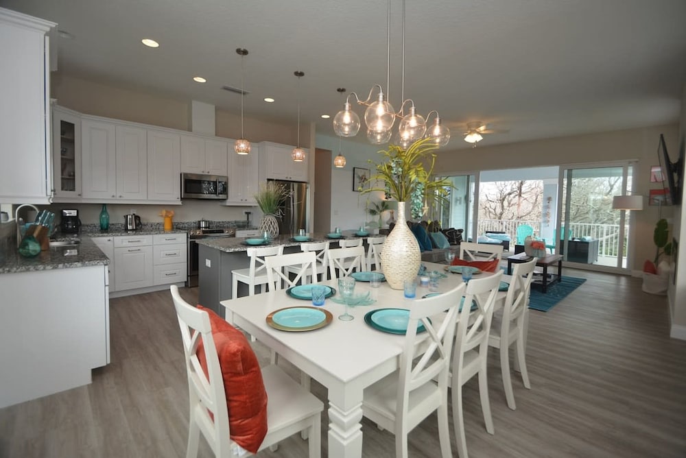 Beach Front 5 bed 4 Bath Luxury House Hot Tub Fenced Yard Pets Welcome