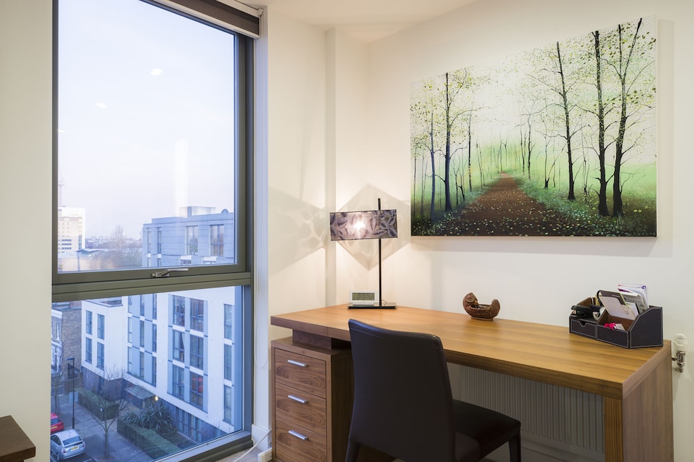 JOIVY Trendy Islington Flat for 2 with Patio